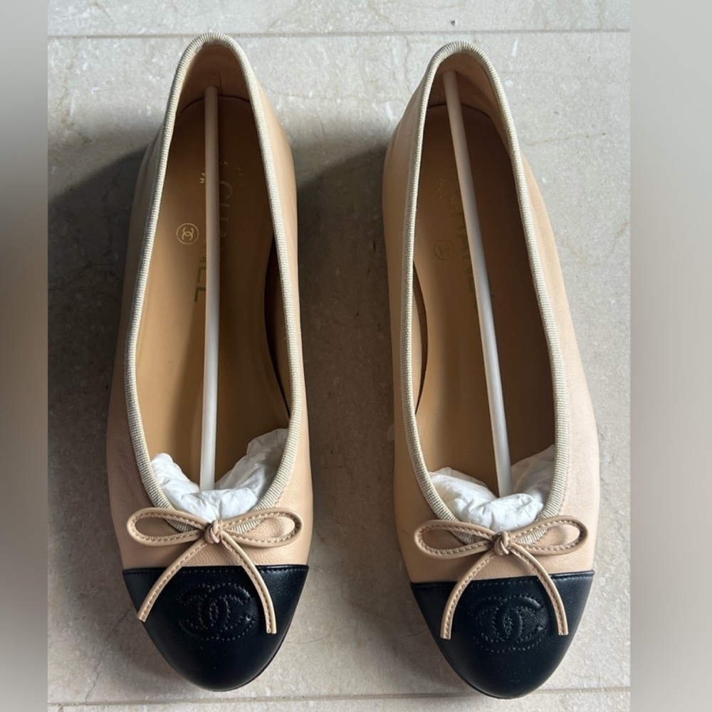 Chanel classic beige and black lambskin ballerinas size 38 like new!
